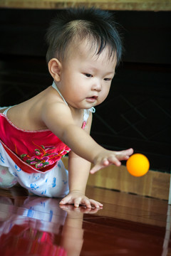 去抓乒乓球的嬰兒