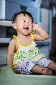 哈哈笑的嬰兒