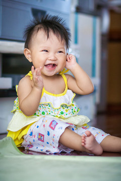 笑呵呵的嬰兒