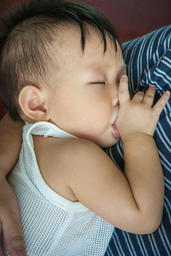 吮吸手指睡覺(jué)的嬰兒