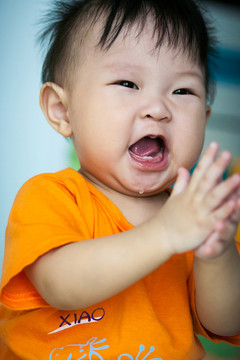 拍手做游戲的嬰兒