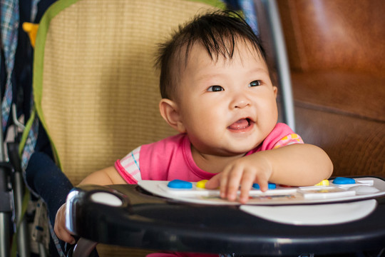 笑哈哈的嬰兒