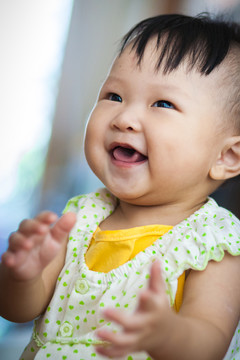笑著拍手的嬰兒