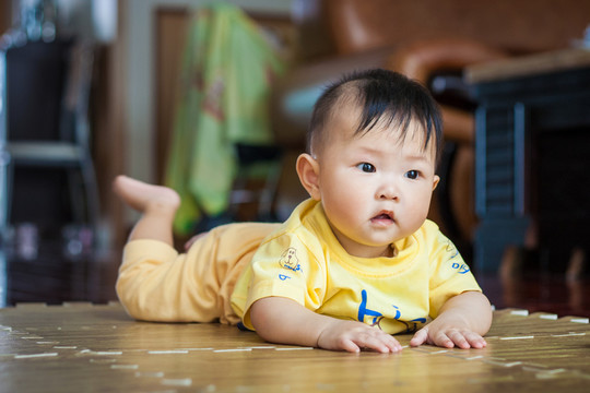 爬行的嬰兒