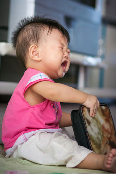 哭鬧的嬰兒