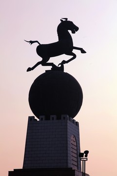馬踏飛燕剪影