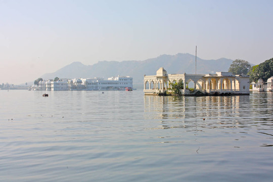 美麗的建筑在湖心島的U