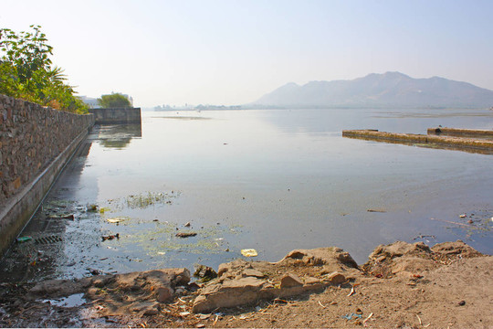 美麗的建筑在湖心島的U