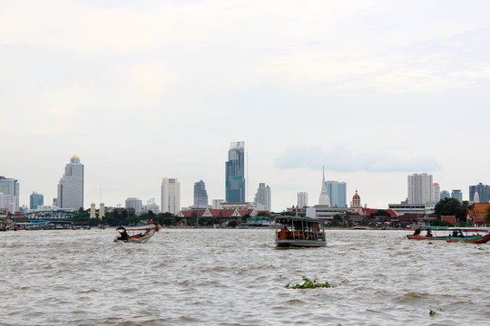 在曼谷湄南河