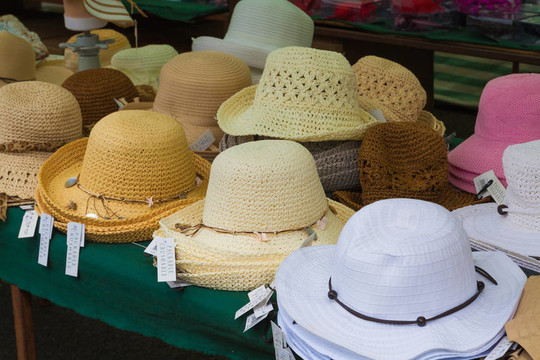 市場攤位上的Sun Hats。
