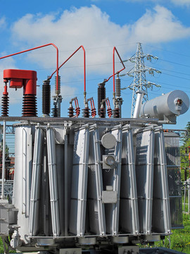 電力變壓器的發(fā)電廠與開(kāi)關(guān)；斷開(kāi)