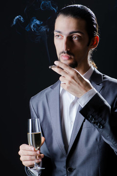 男子品酒酒杯