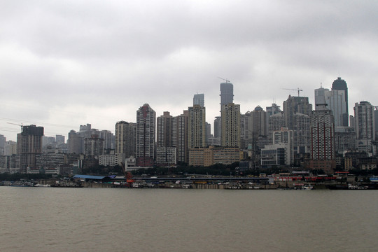 細(xì)雨中的重慶江畔