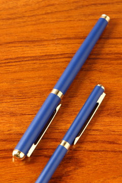 兩個(gè)藍(lán)色的鋼筆