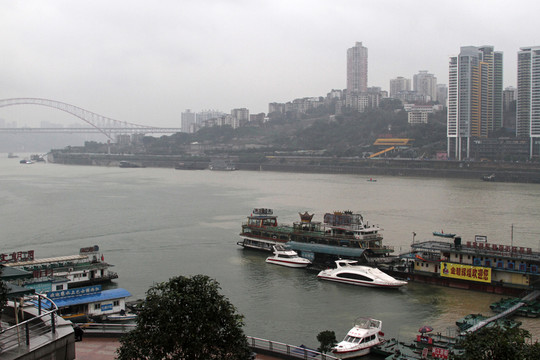 細(xì)雨中的重慶江畔