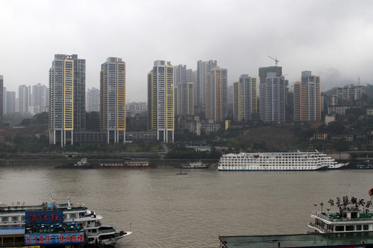 細(xì)雨中的重慶江畔