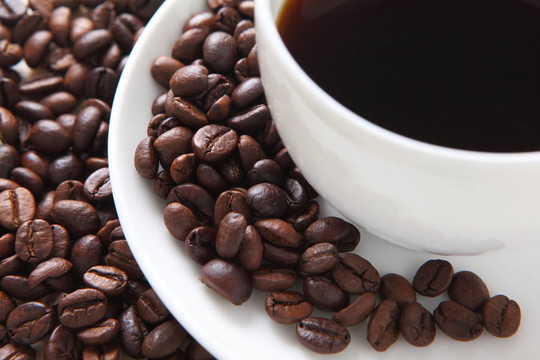 白杯子里的黑咖啡
