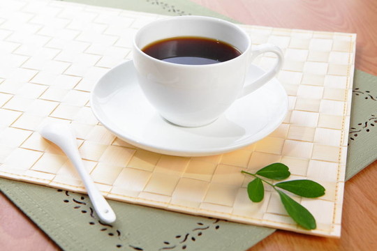 白杯子里的黑咖啡