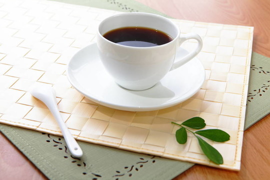 白杯子里的黑咖啡