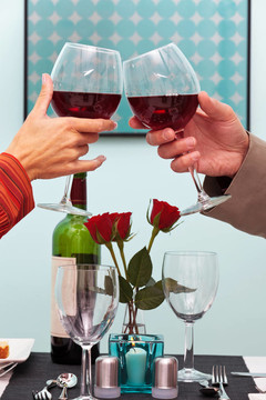 男人和女人舉起酒杯