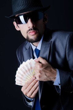 人與counterfeir錢