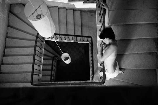 女人在樓梯間俯視