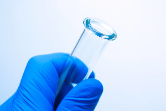 在研究實驗室里拿著玻璃試管的科學家手指