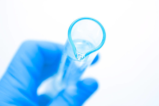 在研究實驗室里拿著玻璃試管的科學家手指