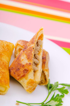 肉煎餅在盤(pán)子里