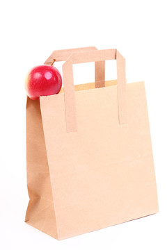 購(gòu)物棕色禮品袋和蘋(píng)果隔離
