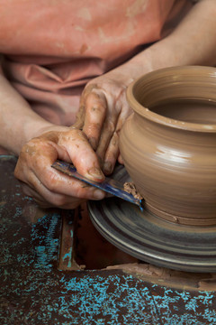 Potter在陶器上創(chuàng)造了一個(gè)投手