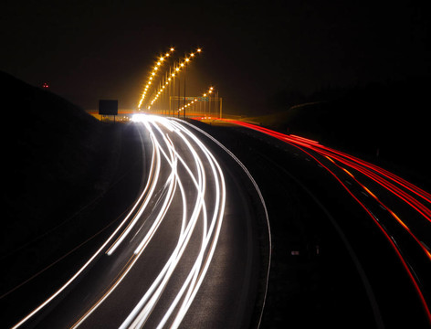 公路與汽車燈在夜間小徑