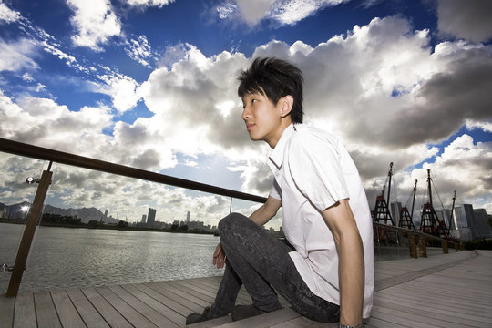 亞洲男子在公園放松