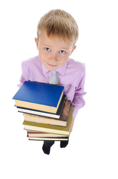 男孩手里拿著一摞書