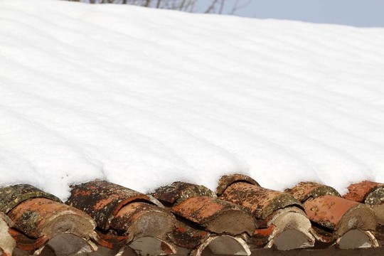 老粘土屋面瓦雪在冬天的雪