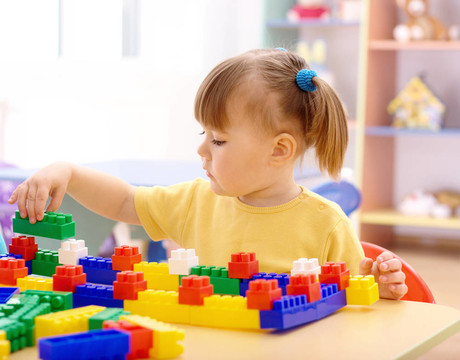 小女孩在幼兒園玩積木