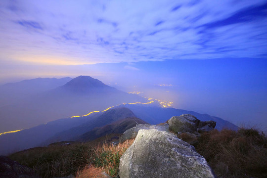 日落之上的山