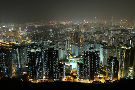 夜間城市；山景