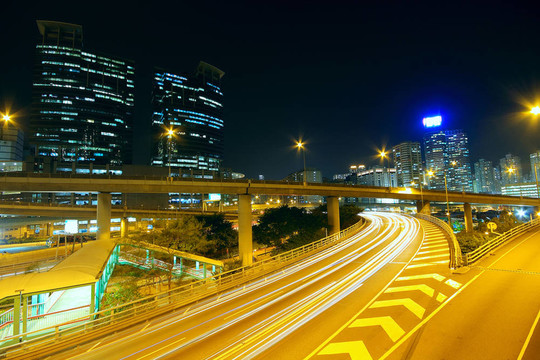 現(xiàn)代城市夜間公路