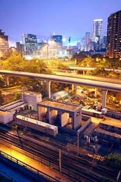 城市和火車軌道；日落時(shí)刻