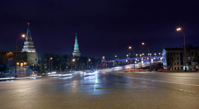 偉大的石橋和莫斯科塔在夜間在Kremlin