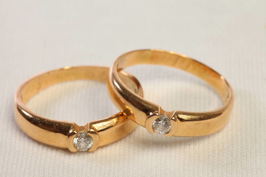 白色背景結(jié)婚戒指