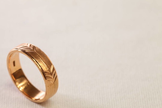 白色背景結(jié)婚戒指