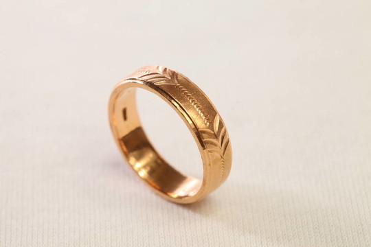 白色背景結(jié)婚戒指