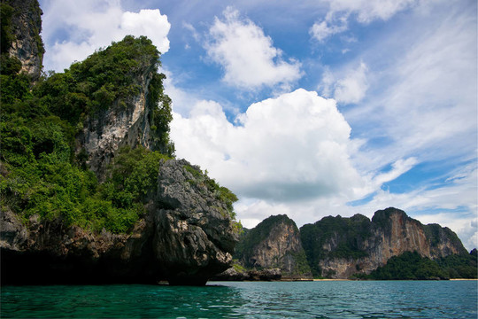巖石中的海灘