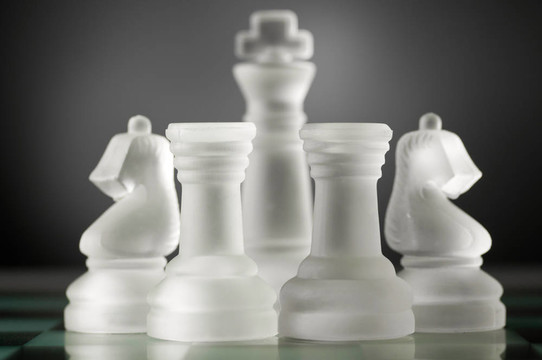 玻璃棋子在黑暗中