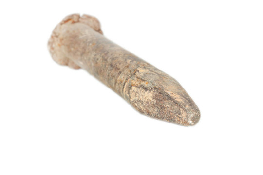 白色背景上的舊生銹的釘子