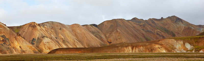 五彩的流紋巖山脈在Landmannalaugar