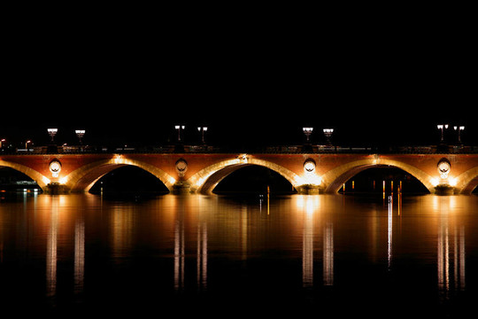 Pont de pierre的夜景