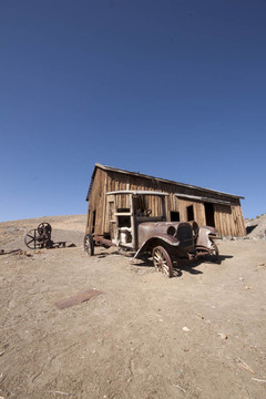 舊卡車(chē)在一個(gè)廢棄的小屋前面